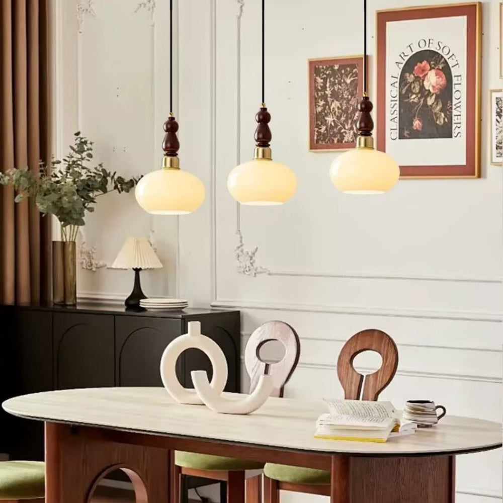 ペンダントライト ガラス 丸型 北欧 レトロ 木製 E26対応 1灯 ミルクガラス 真鍮風 天井照明 吊り下げ照明 ダイニング 玄関 寝室 バーカウンター おしゃれ 引掛けシーリング ダクトレール対応