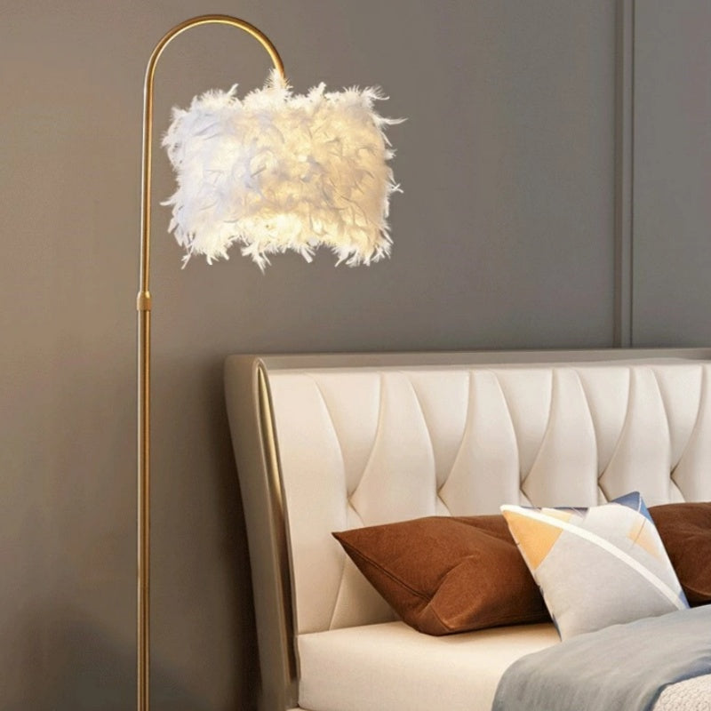 フェザーフロアライト 北欧モダン スタンドライト 羽毛シェード LED対応 アーチ型フロアランプ ゴールドフレーム おしゃれ間接照明 寝室 リビング用
