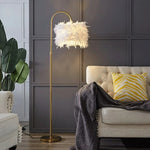 フェザーフロアライト 北欧モダン スタンドライト 羽毛シェード LED対応 アーチ型フロアランプ ゴールドフレーム おしゃれ間接照明 寝室 リビング用